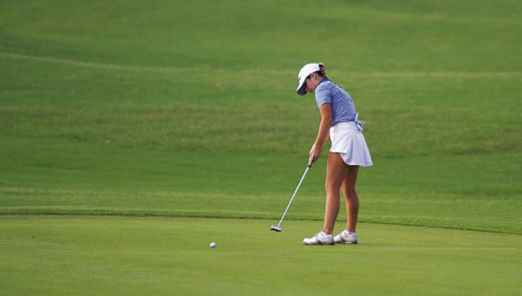 HUNTER KING | DISPATCH RECORD Kenlee Turner rolls in a birdie putt on the first hole of round two at the state golf tournament.