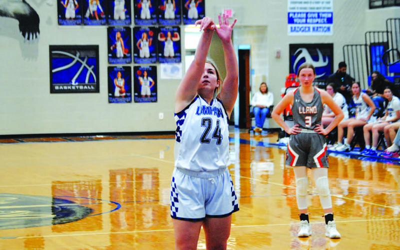 Girls’ basketball wins in dominant fashion