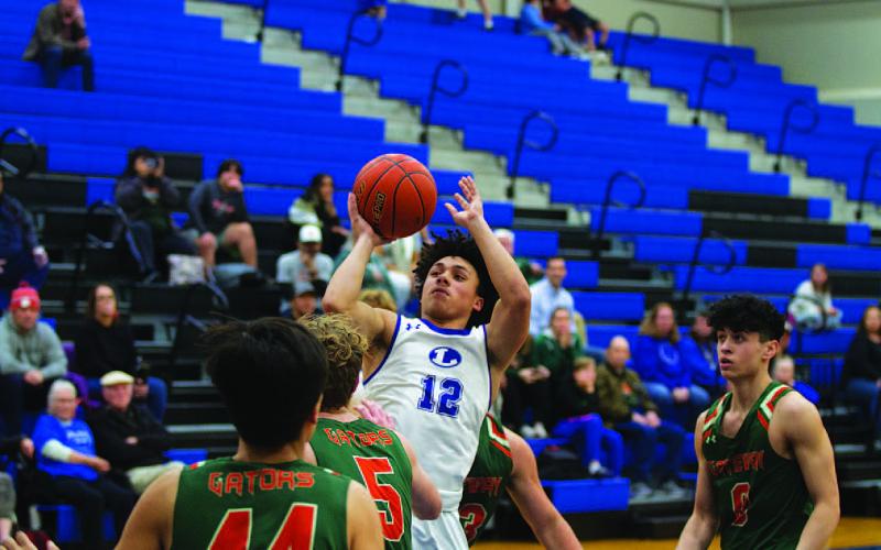 KJ Reed splits Gateway defenders and floats a shot toward the rim during Tuesday’s district contest. HUNTER KING | DISPATCH RECORD