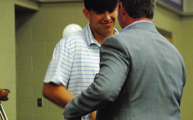 Ryker Morua shakes Rogers’ hand before receiving his award. HUNTER KING | DISPATCH RECORD