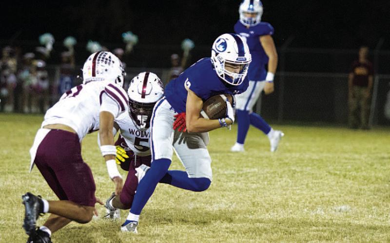 HUNTER KING | DISPATCH RECORD Bryson Roberts makes two Davenport tacklers miss in last week’s game.