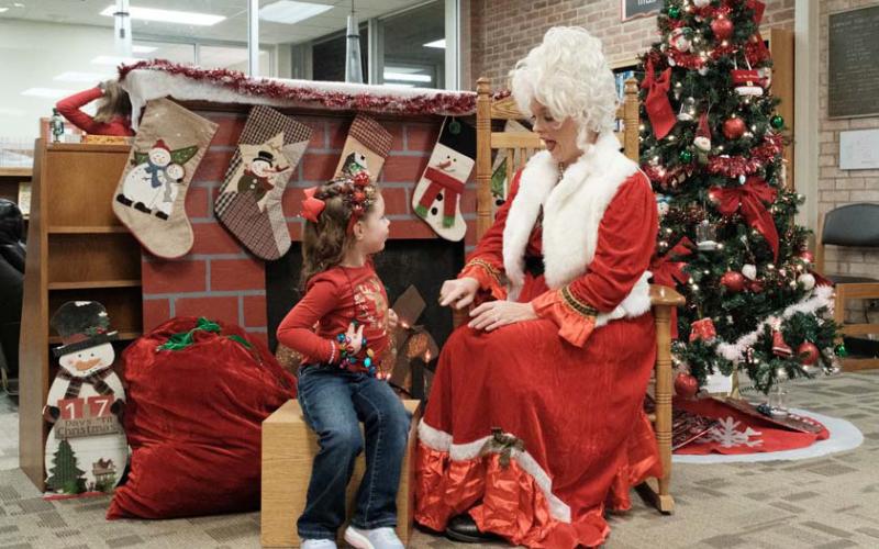 Evelyn Johnson chats with Mrs. Claus at the Lampasas Public Library on Saturday during the Carol of Lights festivities. Mrs. Claus will return to Lampasas for Christmas on the Creek this Saturday. gabriela sangache |Dispatch Record