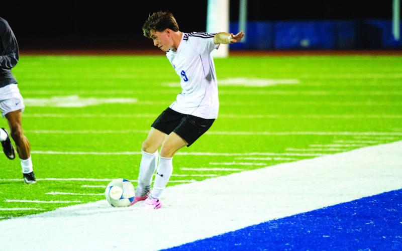 Cooper Pfaltzgraff plays a pass during the Badgers’ scrimmage against Burnet. HUNTER KING | DISPATCH RECORD