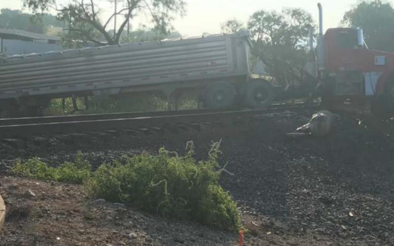 Police report minor injuries in 18-wheeler accident in Kempner