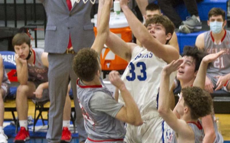 Carter Johnson (33) shoots in heavy traffic during district play. The District 6-4A runner-up Lampasas Badgers are scheduled to play Graham, District 5-4A’s third-place team, Feb. 23 at 6 p.m. at the Brownwood Coliseum. The Badgers (18-4) are looking for their first bi-district title since 2018. The winner will face Argyle, ranked third in last week’s TABC Hoops poll. JEFF LOWE | DISPATCH RECORD