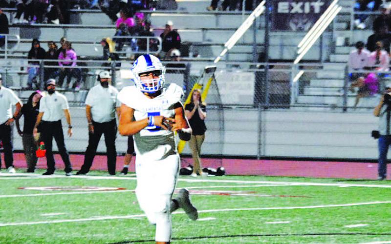 David Flores flips a pass to the flat against Davenport. HUNTER KING | DISPATCH RECORD