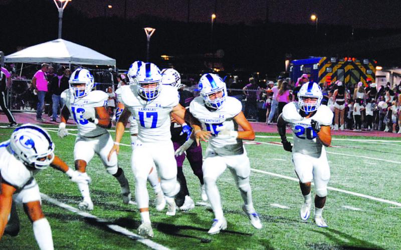 A group of Badgers chases down the Davenport kick returner during last Friday’s contest. HUNTER KING | DISPATCH RECORD