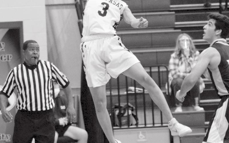 Jacob Hogeda makes a save at the baseline in the second half against Lago Vista. JEFF LOWE | DISPATCH RECORD