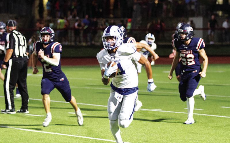 HUNTER KING | DISPATCH RECORD Jaden McElwain runs away from the Wimberley defense in last Friday’s contest.