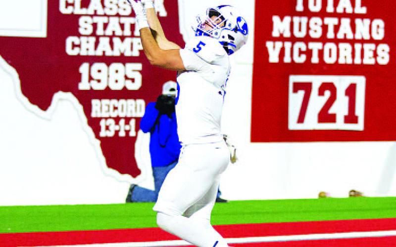 HUNTER KING | DISPATCH RECORD Raider Morua brings in the touchdown pass from Bryson Roberts.
