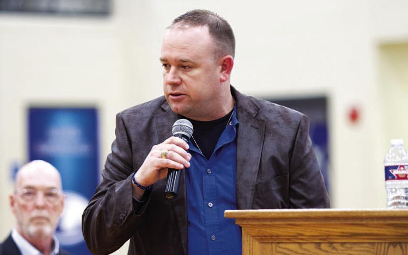 Aaron Nuckles speaks as he introduces his varsity basketball team at Wednesday’s banquet. HUNTER KING | DISPATCH RECORD