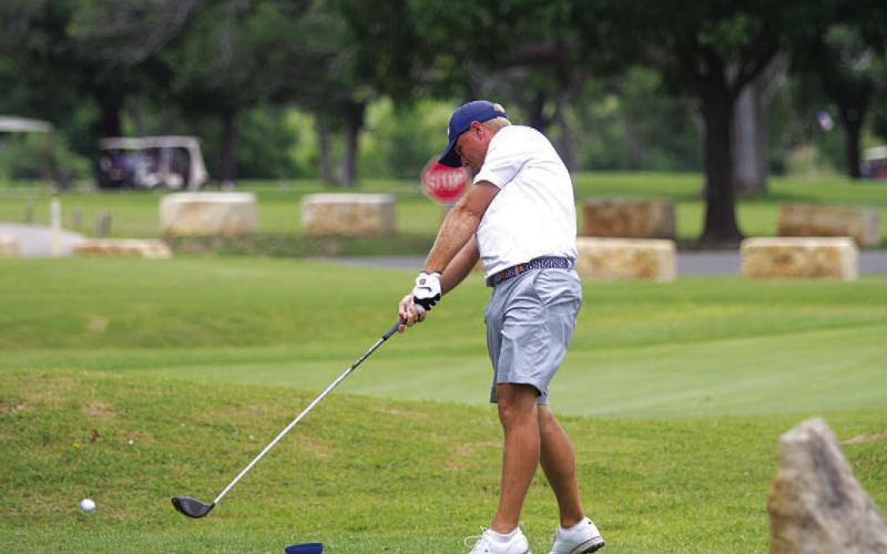 Justin Schulze tees off on the first tee during Monday’s final round. HUNTER KING | DISPATCH RECORD