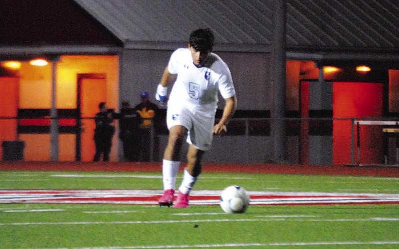 David Flores runs up to deliver a free kick in the second half of the match. HUNTER KING | DISPATCH RECORD