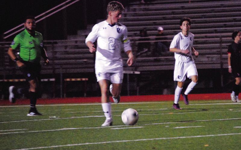Isaac Abken dribbles the ball through the midfield during Tuesday’s loss to Harker Heights. HUNTER KING | DISPATCH RECORD