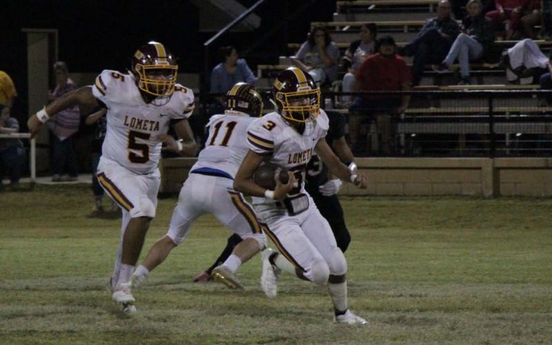 Alonso Caso runs in the open field as Elijah Gonzales looks to block for him during the Hornets’ win last Friday. JESSICA MALDONADO | DISPATCH RECORD