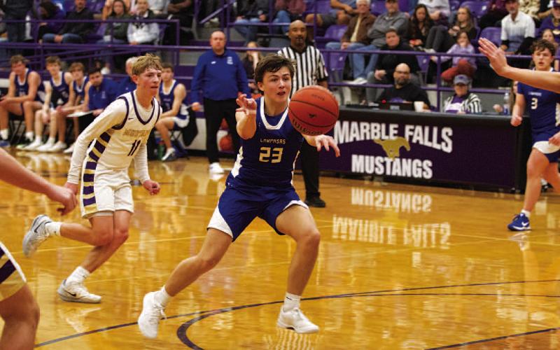 Ty Borchardt makes a pass to a cutting teammate in the Badgers’ win over Marble Falls. HUNTER KING | DISPATCH RECORD
