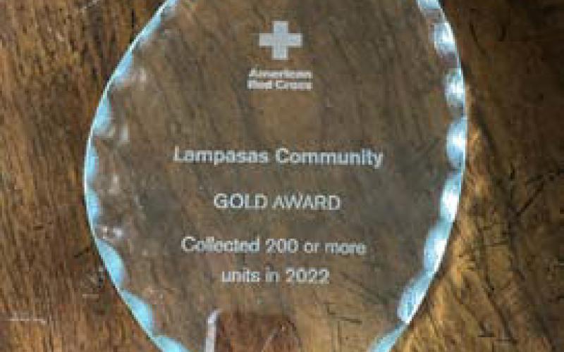 Lampasas has received the Gold Award from the American Red Cross for having collected more than 200 units of blood last year during its Community Blood Drives. courtes y photo