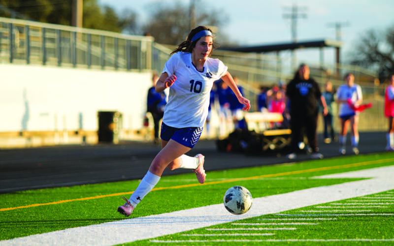 Liliana Fryer runs down the wing and looks for a teammate to pass to in the Gatesville match. HUNTER KING | DISPATCH RECORD