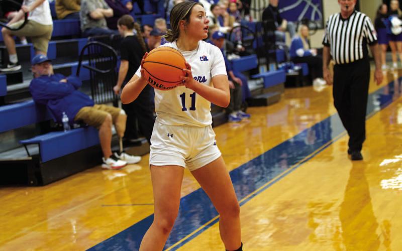 HUNTER KING | DISPATCH RECORD Mia Mulcahy looks for an open teammate to make a pass.