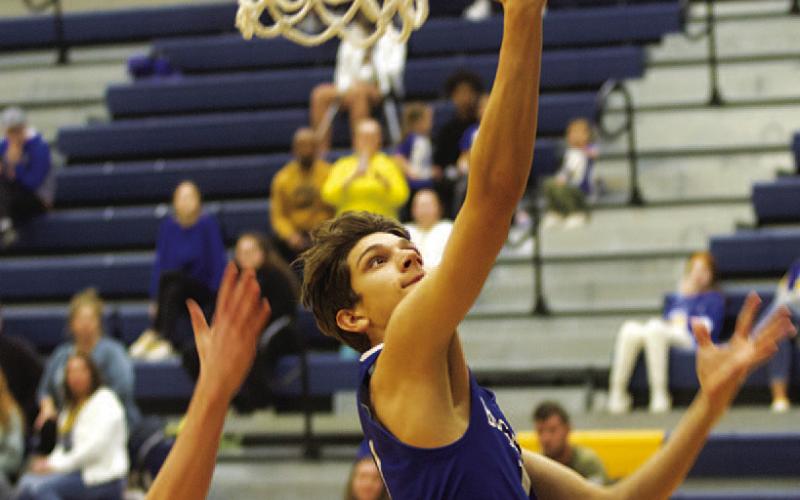 Luke Shivers goes up for a layup during the first half of the Badgers’ win over Lago Vista. HUNTER KING | DISPATCH RECORD