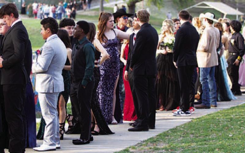 LHS students gather before Saturday’s promenade along Sulphur Creek. HUNTER KING | DISPATCH RECORD