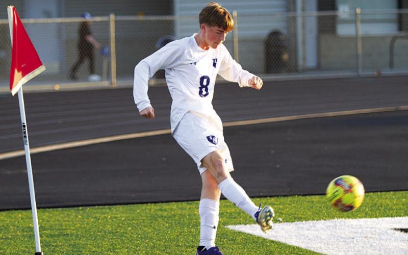 Parker Boykin delivers a corner kick into the box against the Gatesville Hornets. HUNTER KING | DISPATCH RECORD
