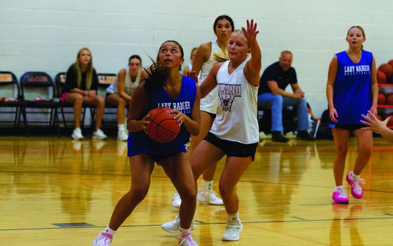 Johnnie Lewis catches a pass under the basket and finishes for two points against the Lady Yellow Jackets. HUNTER KING | DISPATCH RECORD