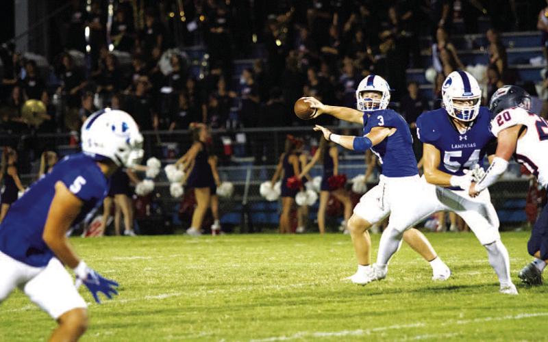 HUNTER KING | DISPATCH RECORD Reed Jerome prepares to throw a slant to Raider Morua during last week’s game against Wimberley.