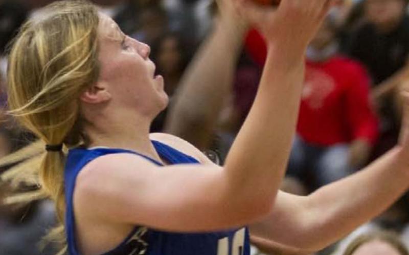 Aspen Wheeler goes up for a layup against the Lady Roos. HUNTER KING | DISPATCH RECORD
