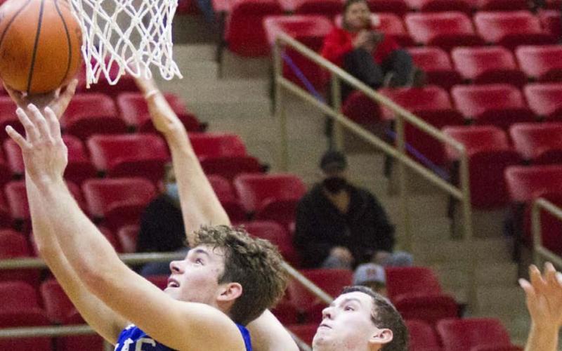 Carter Johnson (33) shoots a layup in the Badgers’ 12th straight victory. JEFF LOWE | DISPATCH RECORD y.