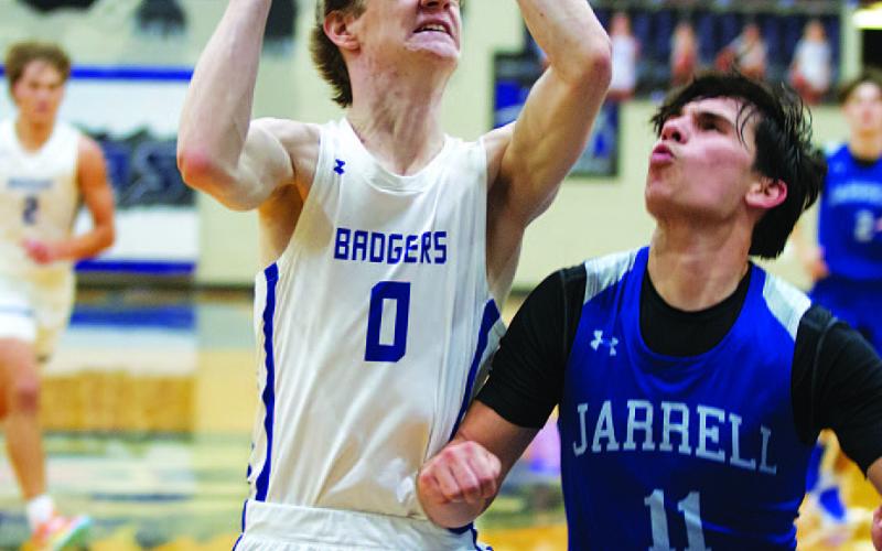 HUNTER KING | DISPATCH RECORD Peyton Sisson goes up through contact by a Cougar defender.