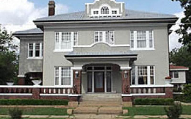The historic Cauthen House, at the corner of South Walnut and West Second Street, will be the site for a museum fundraiser Sunday afternoon. Easter photos will be taken for $10 per family. COURTESY PHOTO