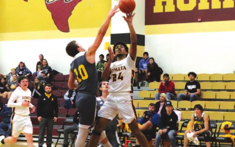 Dyllen Workmon goes up over a Rochelle defender for a layup during last week’s contest. JESSICA MALDONADO | DISPATCH RECORD