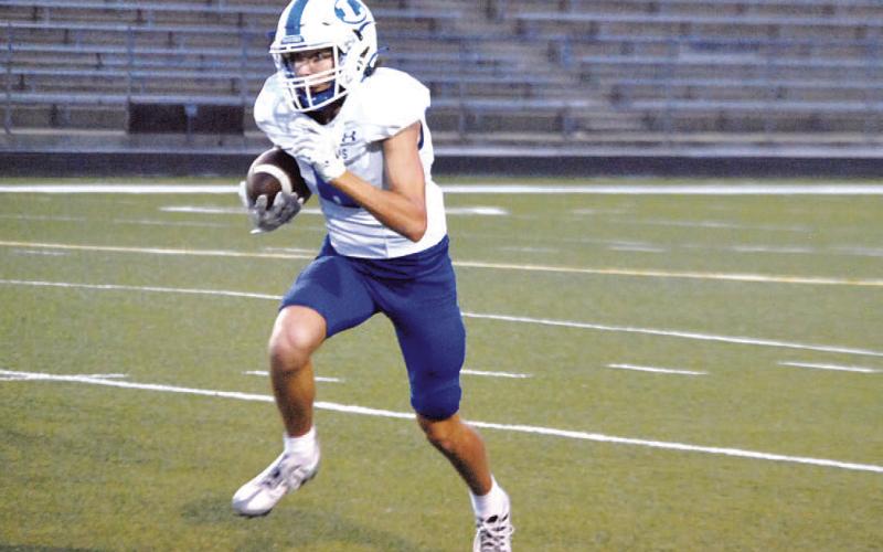 Owen Stubbs heads up field after catching a quick screen during last Friday’s game. HUNTER KING | DISPATCH RECORD