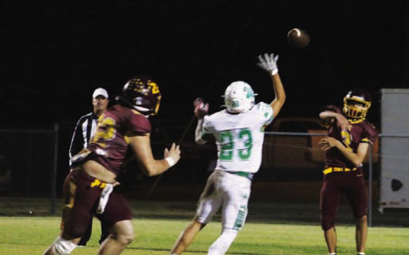 MASON HINES | DISPATCH RECORD Jordan Livesay (3) tosses a pass to Lukas Smailus-Cruz during Friday’s loss.