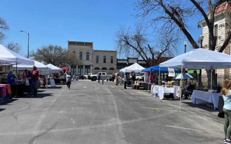 Farmers’ market vendors, shoppers flock to courthouse square