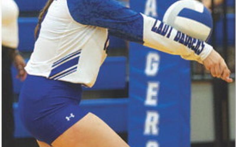 Abbey Green passes to a teammate. HUNTER KING | DISPATCH RECORD