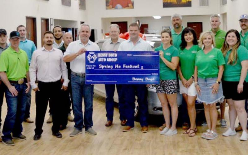 Auto deadership makes donation to Spring Ho Committee