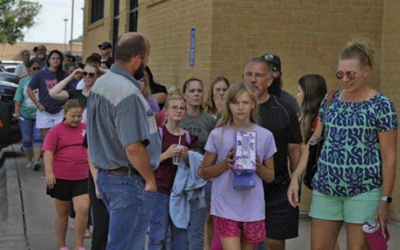 Lampasas Middle School students and parents wrapped around the campus before Monday’s Meet the Teacher night was underway. ERICK MITCHELL| DISPATCH RECORD