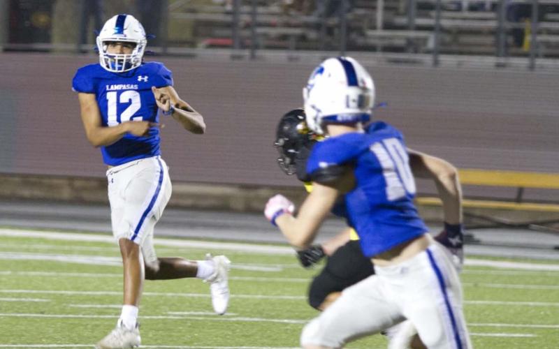 Dylan Sanchez tosses an out route to Carson Bekker during the Gatesville game. Sanchez was named the 4A Player of the Week for his performance on the field Sept 24. HUNTER KING | DISPATCH RECORD