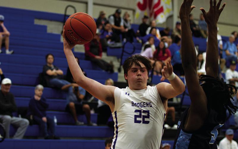 HUNTER KING | DISPATCH RECORD Sam Williams looks to pass around an outstretched defender.