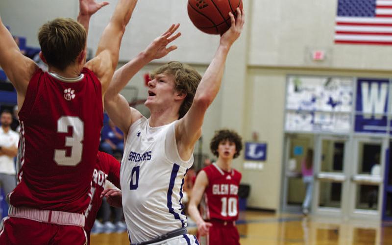 Peyton Sisson goes up over Glen Rose defenders to finish around the rim in Tuesday’s game. HUNTER KING | DISPATCH RECORD