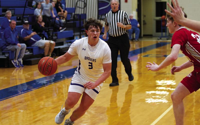 HUNTER KING | DISPATCH RECORD Aidan Nuckles drives toward the basket while looking for a teammate to make a pass.