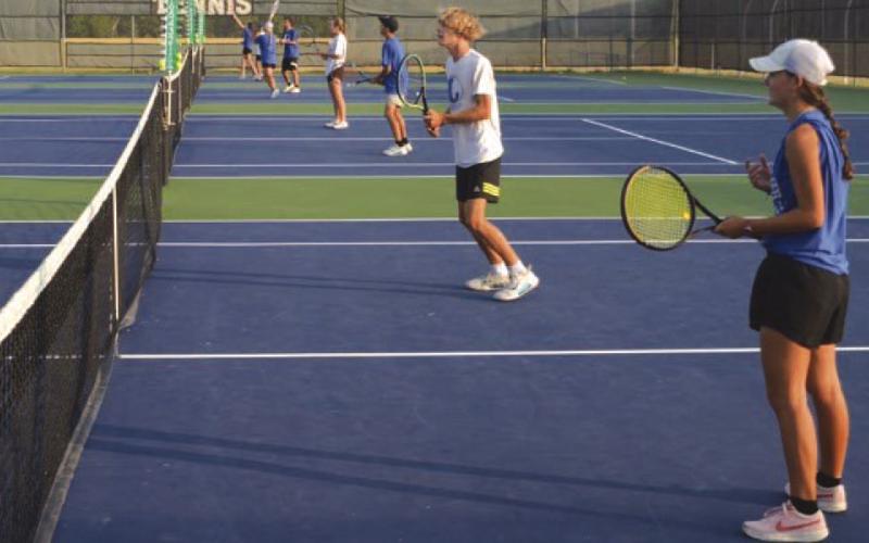 Tennis team splits matches on Friday and Saturday