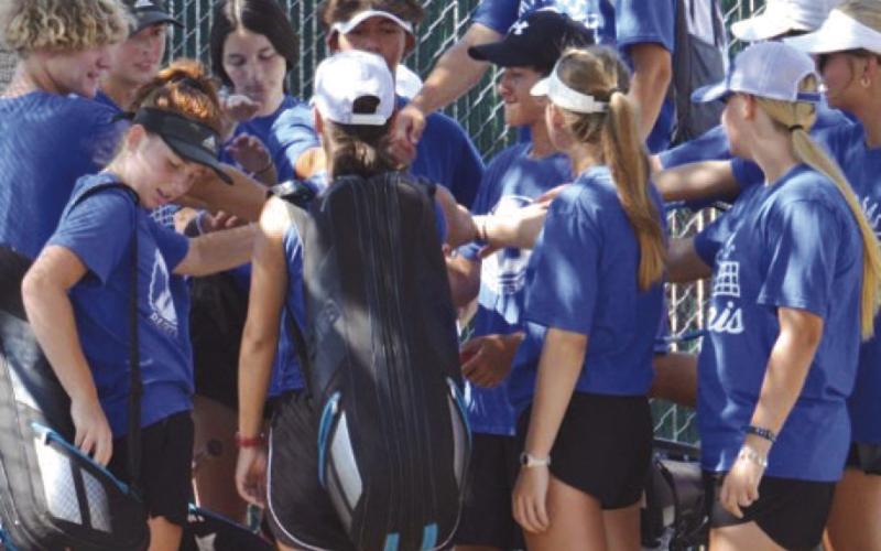 Tennis team splits matches on Friday and Saturday