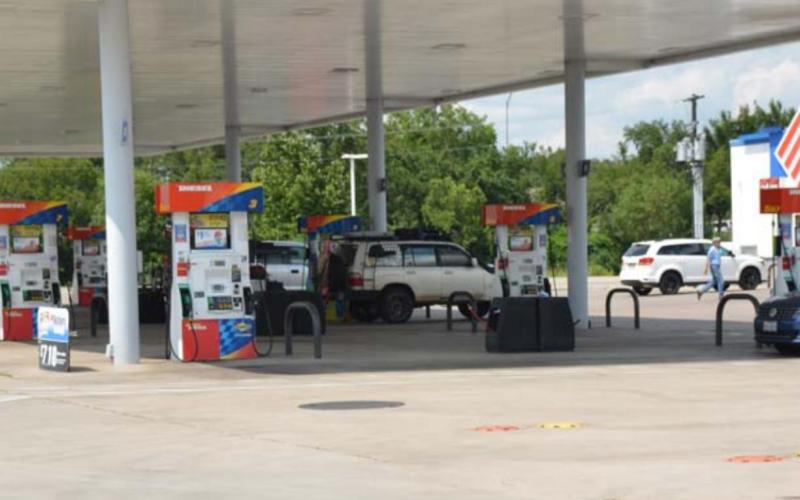 Drivers made their way to the pump on Friday to gear up for traveling around the Thanksgiving weekend. MONIQUE BRAND | DISPATCH RECORD