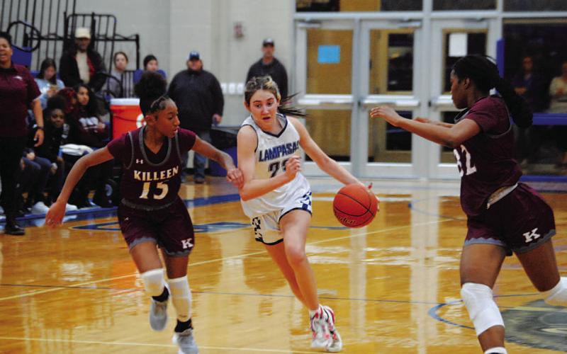 Tatum dribbles through two Killeen defenders during Tuesday’s win. HUNTER KING | DISPATCH RECORD