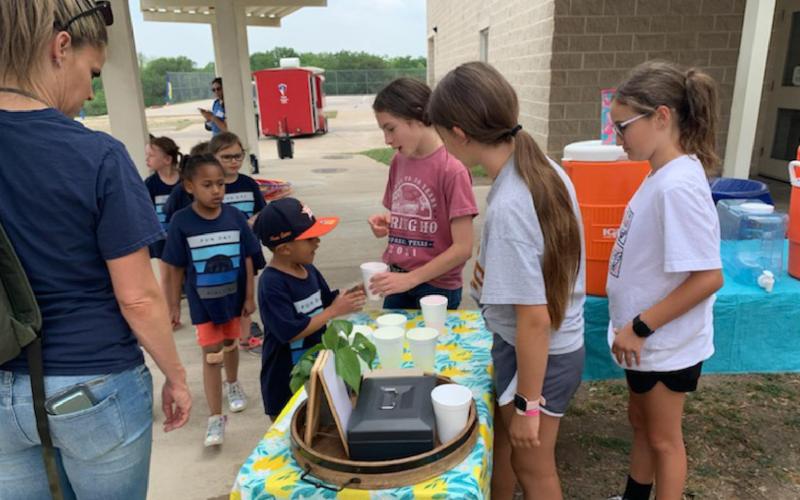 Kindness Club sponsors lemonade stand