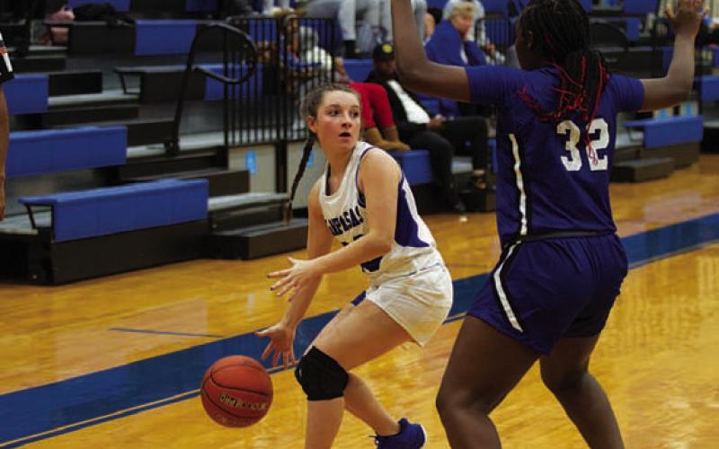 HUNTER KING | DISPATCH RECORD Abra White looks to pass to a teammate.