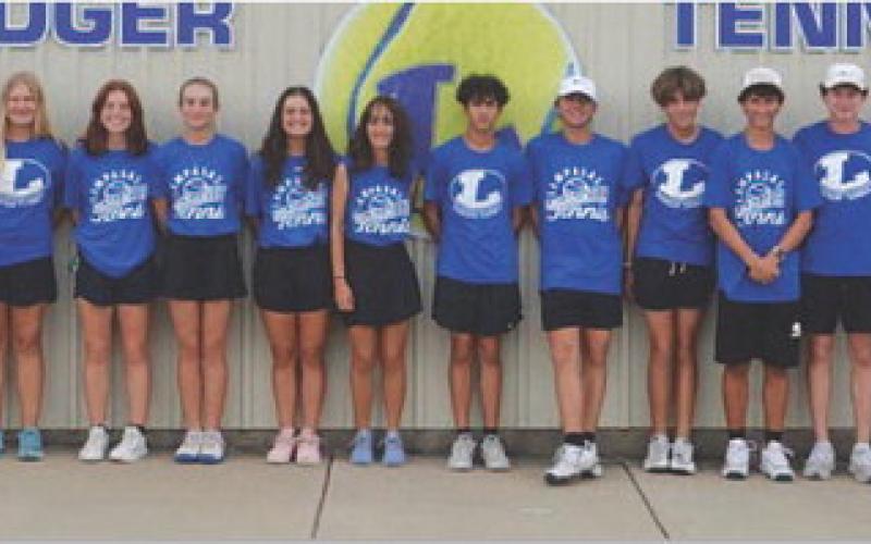 KENNETH PEISER | COURTESY PHOTO The tennis team poses for a photo before heading to Stephenville for their match.